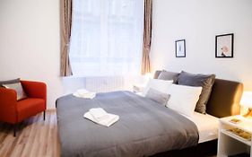 Very central spacious AC apartment